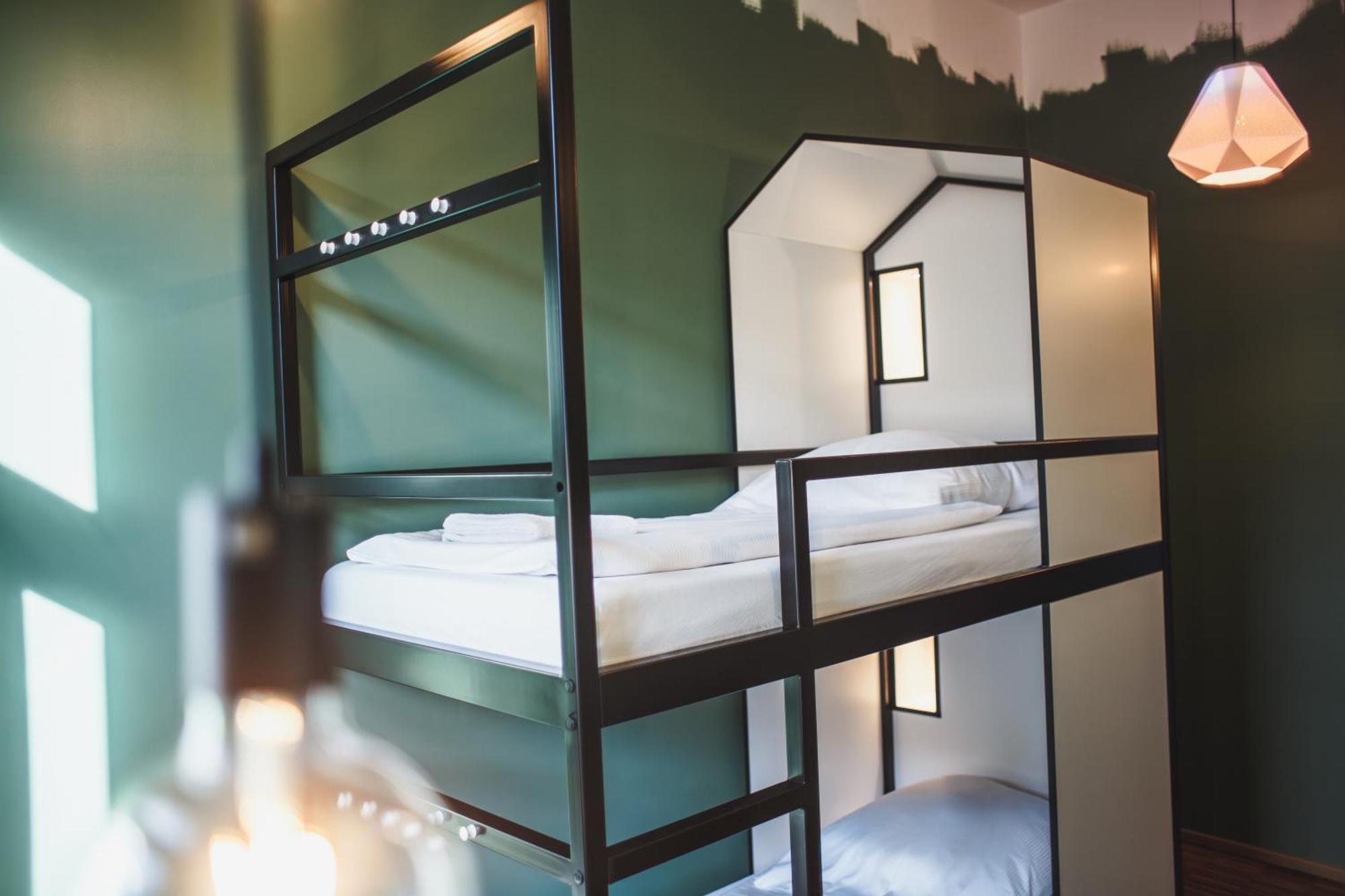 Twin Room,1742777428:JPEG